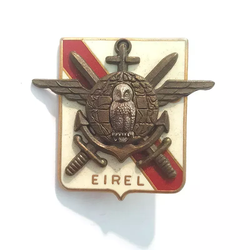 Insigne des Écoles Interarmées de Renseignement et Etudes Logistiques. Décoré d'un aigle, d'un globe, d'épée, d'ailes...
