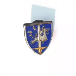 Pin's Corps Européen, en forme de bouclier, illustré par la carte des pays et membres de l'UE, une épée et des étoiles jaunes.