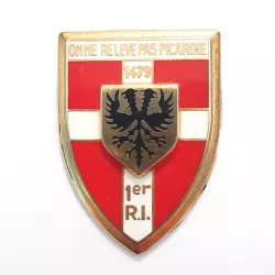 Insigne 1er régiment d'infanterie, forme de bouclier rouge, blanc et or, inscription "On ne relève pas Picardie".