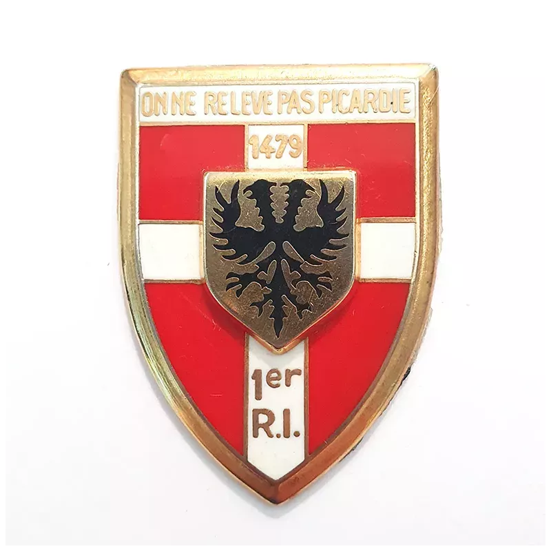 Insigne 1er régiment d'infanterie, forme de bouclier rouge, blanc et or, inscription "On ne relève pas Picardie".