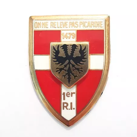 Insigne 1er régiment d'infanterie, forme de bouclier rouge, blanc et or, inscription "On ne relève pas Picardie".