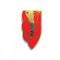 Insigne du 9e régiment de chasseurs parachutistes représentant Saint Michel (pièce métallique manquante) devant un voile rouge.