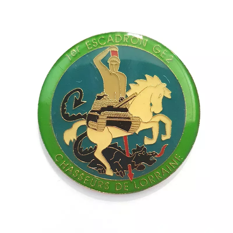 Insigne rond, en métal, de couleur vert, bleu, noir, rouge, jaune et or, marqué "1ER ESCADRON GE2" "CHAUSSEURS DE LORRAINE".