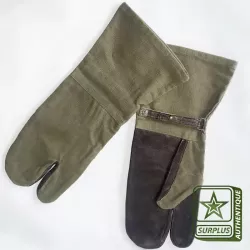Moufles Armée Française pour troupes motorisées.
Toile verte, cuir noir, avec une lanière et des boutons.