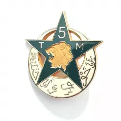 Insigne en forme d'étoile et de lune, représente une tête de lion accompagné d'écritures arabes et du titre "5TM".