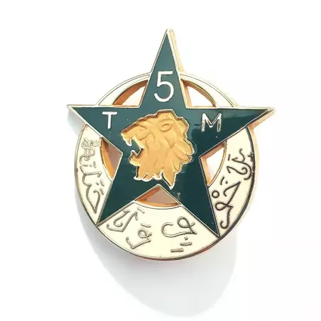 Insigne en forme d'étoile et de lune, représente une tête de lion accompagné d'écritures arabes et du titre "5TM".