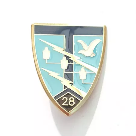 Insigne en forme d'écu, avec la représentation d'éclairs, d'un oiseau, des postes de communication, la lettre "T" et le num. 28.
