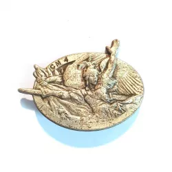 Insigne du 4e Génie centre mobilisateur, marqué "CM4", illustré d'une partie du bas relief «La Marseillaise» de Rude Brochant.