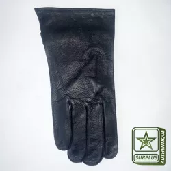 Gants de cuir noir avec un serrage au poignet par bande auto agrippante.