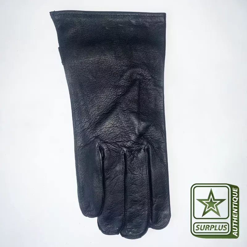 Gants de cuir noir avec un serrage au poignet par bande auto agrippante.
