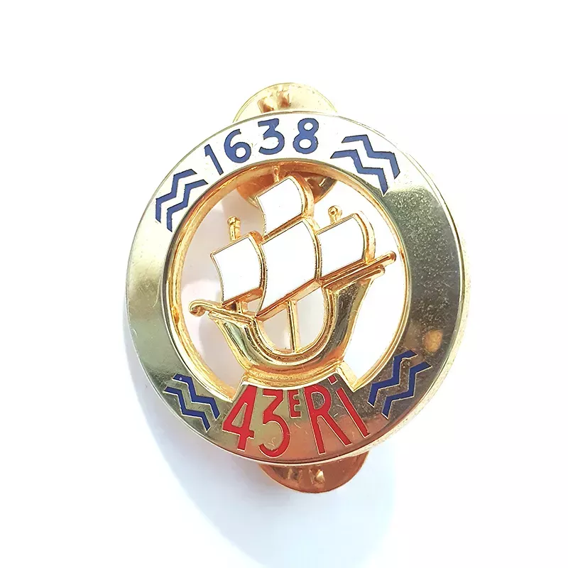 Insigne du 43e Régiment d'Infanterie, en forme d'anneau avec un voilier placé dedans, marqué de "1638" et de "43e RI".