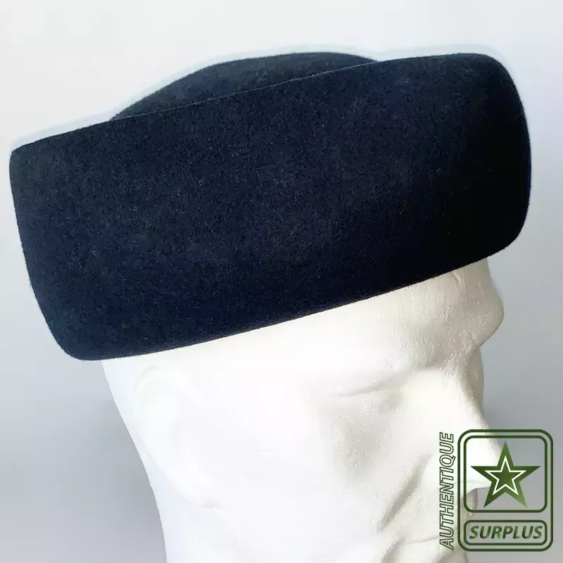 Toque en feutre de laine bleu marine, à calotte arrondie et large revers.
Intérieur avec étiquette "Georgette de Trèze".
