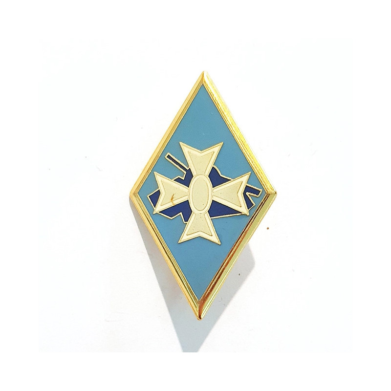 Insigne avec broche en forme de losange, dessin d'un tank, d'une croix de Malte sur fond bleu.