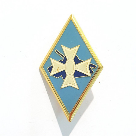 Insigne avec broche en forme de losange, dessin d'un tank, d'une croix de Malte sur fond bleu.