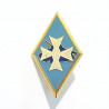 Insigne avec broche en forme de losange, dessin d'un tank, d'une croix de Malte sur fond bleu.