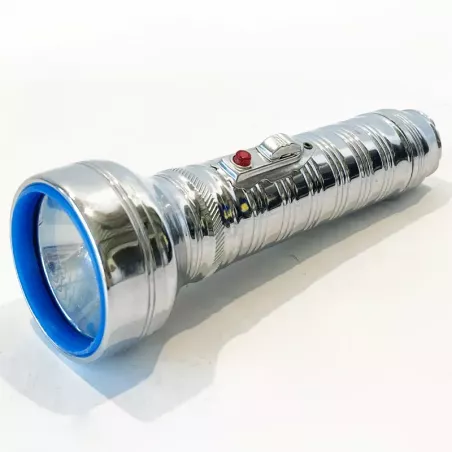 Lampe torche couleur aluminium avec bouton rouge et anneau de transport.