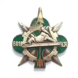 Insigne du 601e régiment de circulation routière, illustré d'un trèfle vert, d’une roue dentée, d’un lion couché...