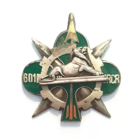 Insigne du 601e régiment de circulation routière, illustré d'un trèfle vert, d’une roue dentée, d’un lion couché...