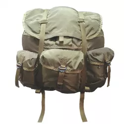 Sac de couleur vert olive, composée d'une toile et de sangles en nylon. 
Avec une claie de portage en métal.