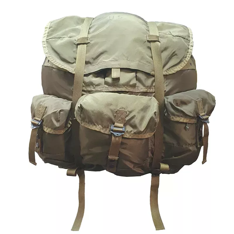Sac de couleur vert olive, composée d'une toile et de sangles en nylon. 
Avec une claie de portage en métal.