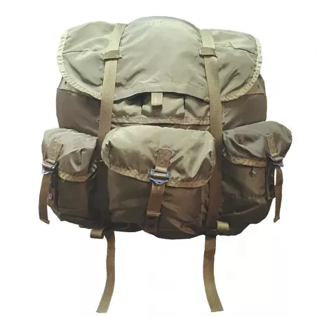 Sac de couleur vert olive, composée d'une toile et de sangles en nylon. 
Avec une claie de portage en métal.