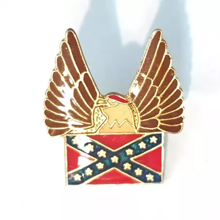 Pin's en métal en jaune, brun, bleu, rouge, blanc, représentant le drapeau confédéré avec un aigle aux ailes déployées.