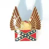 Pin's en métal en jaune, brun, bleu, rouge, blanc, représentant le drapeau confédéré avec un aigle aux ailes déployées.