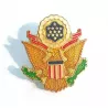 Pin's représentant un aigle doré avec un bouclier aux couleurs du drapeau des états unis, 
une bannière rouge "E pluribus unum".