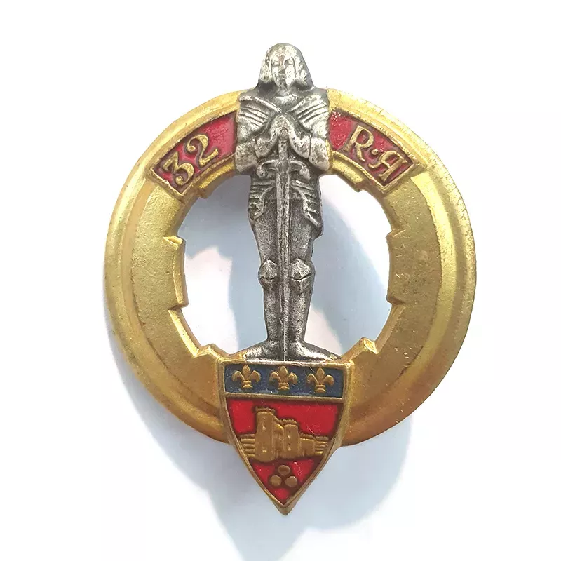 Insigne du 32e Régiment d'Artillerie, titré "32 R.A" et illustré par Jeanne d'Arc et par le blason de la ville de Vincennes.