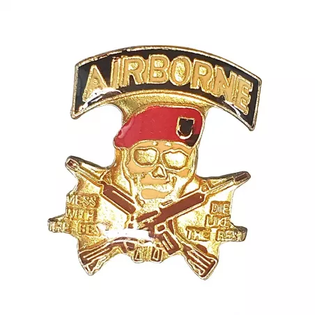 Pin's "AIRBORNE", tête de mort vêtue d'un béret et muni de fusils croisés.
En métal avec les couleurs rouge, or, brun et noir.