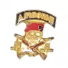 Pin's "AIRBORNE", tête de mort vêtue d'un béret et muni de fusils croisés.
En métal avec les couleurs rouge, or, brun et noir.