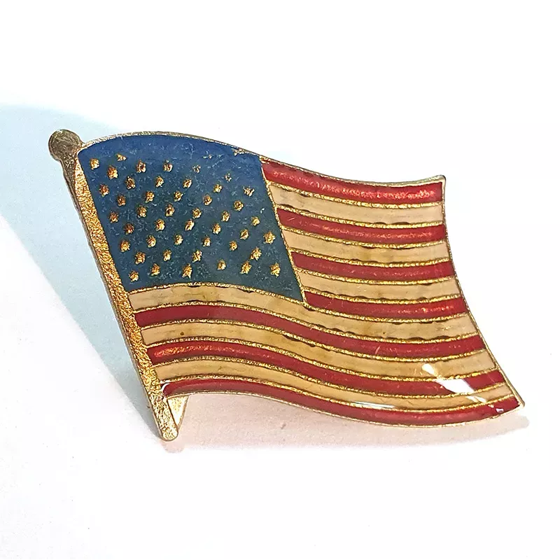 Pin's drapeau des États-Unis, en rouge, bleu, blanc, avec bordures et étoiles en or.