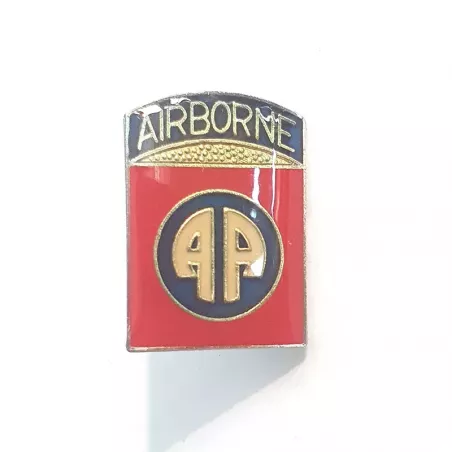 Pin's bouclier titré "AIRBORNE" sur un bandeau noir et illustré avec un logo "AA" (All American) en lettres stylisées.