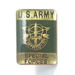 Pin's rectangulaire vert et or, "U.S. ARMY, De oppresso liber, Special forces", illustré d'une épée avec 2 flèches craoisées.