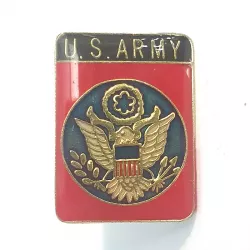 Pin's rectangulaire or, rouge, noir, et bleu, titré "U.S. ARMY" et illustré par le sceau des États-Unis.