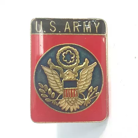 Pin's rectangulaire or, rouge, noir, et bleu, titré "U.S. ARMY" et illustré par le sceau des États-Unis.