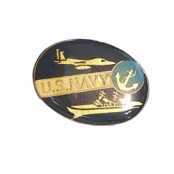 Pin's "U.S. NAVY" ovale en bleu foncé, bleu clair, or et brun clair.
Illustré d'un bateau, d'un avion et d'une encre en or.