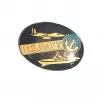 Pin's "U.S. NAVY" ovale en bleu foncé, bleu clair, or et brun clair.
Illustré d'un bateau, d'un avion et d'une encre en or.