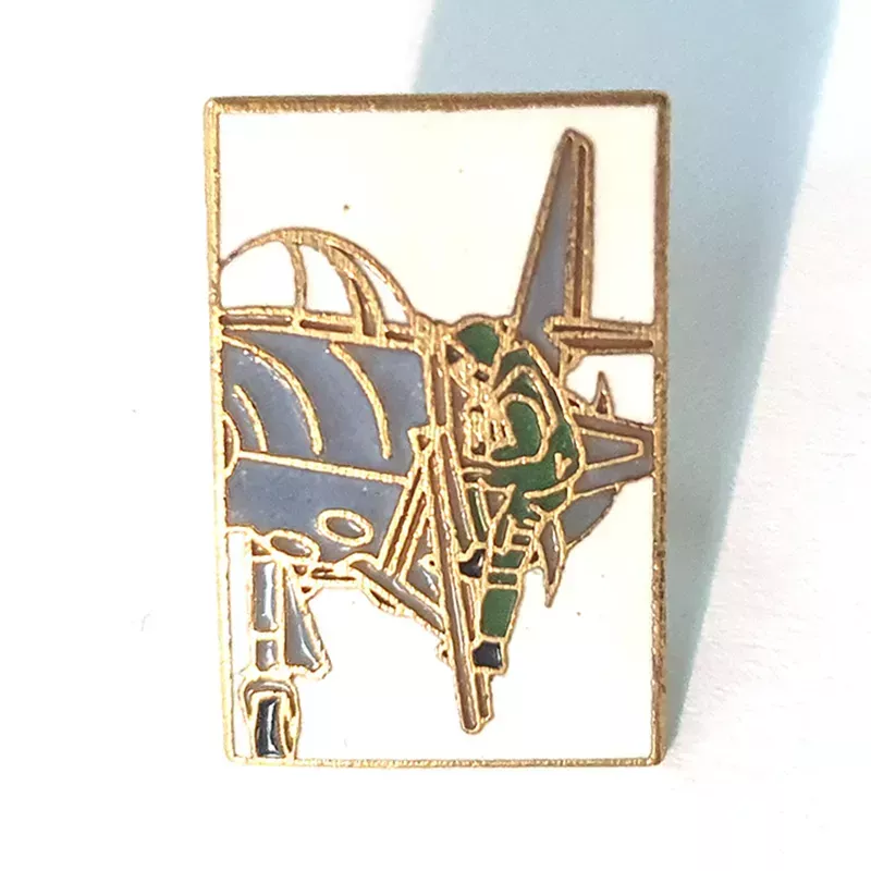 Pin's rectangulaire, orientation portrait, représentant un pilote d'avion (en vert) montant dans le cockpit d'un avion gris.