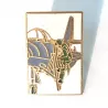 Pin's rectangulaire, orientation portrait, représentant un pilote d'avion (en vert) montant dans le cockpit d'un avion gris.