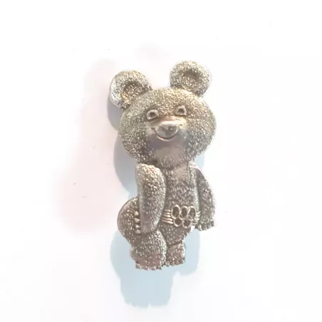 Broche couleur argent représentant l'ours Misha, la mascotte des jeux olympiques de Moscou.