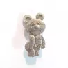 Broche couleur argent représentant l'ours Misha, la mascotte des jeux olympiques de Moscou.