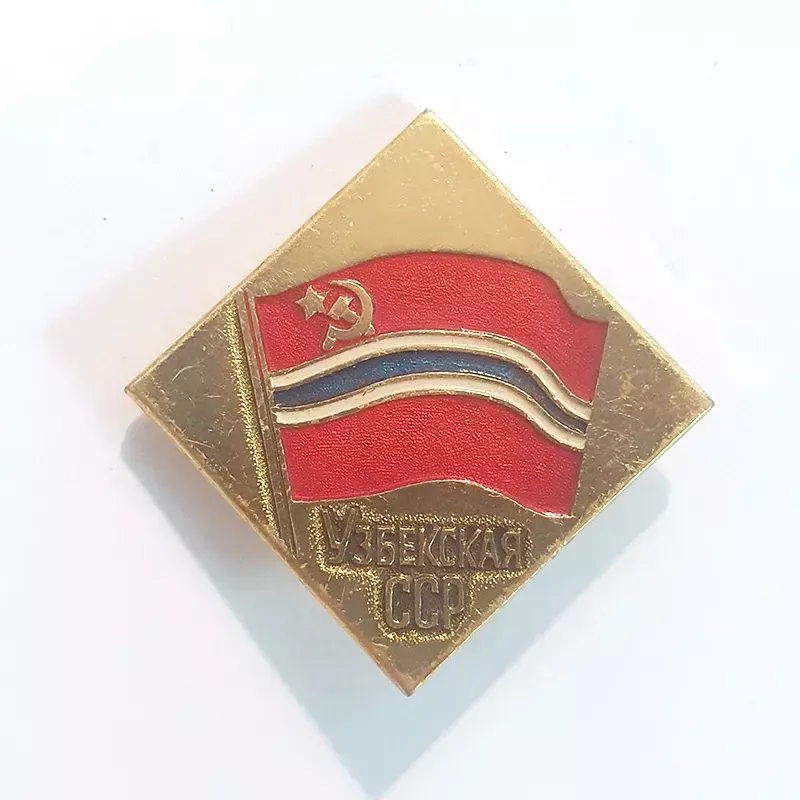 Pin's losange en or, rouge, blanc et bleu, drapeau de l'Ouzbékistan du temps de l'URRS avec l'inscription "Узбекская ССР".