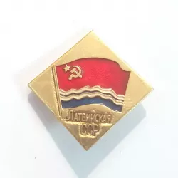 Pin's losange en or, rouge blanc et bleu, drapeau de la Lettonie du temps de l'URRS avec l'inscription "Латвийская ССР".