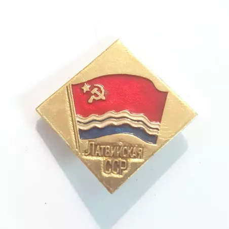 Pin's losange en or, rouge blanc et bleu, drapeau de la Lettonie du temps de l'URRS avec l'inscription "Латвийская ССР".