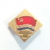 Pin's losange en or, rouge blanc et bleu, drapeau de la Lettonie du temps de l'URRS avec l'inscription "Латвийская ССР".