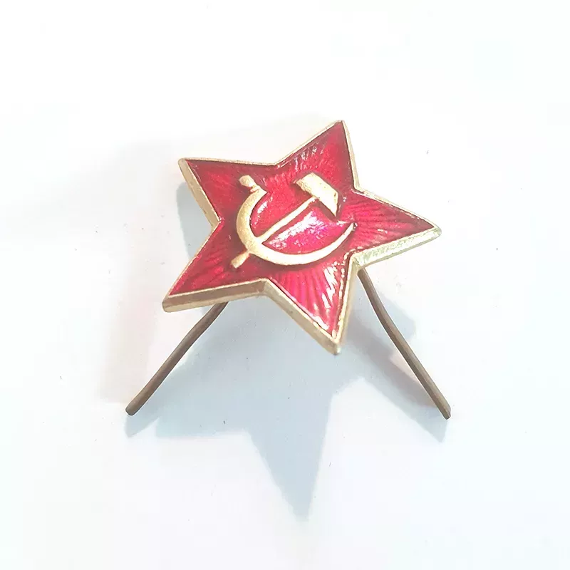 Petite étoile en métal avec attache pliable, en rouge et or, avec les symboles de l'URSS (faucille et marteau).