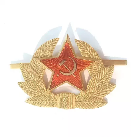 Étoile soviétique entouré par une couronne de feuilles de laurier. Fait en métal, en rouge et en or, avec du relief.