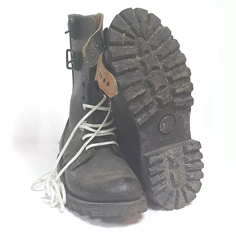 Rangers chaussures militaires en cuir noir et brun, de la marque "Iturri", avec lacets blanc et de taille 39.