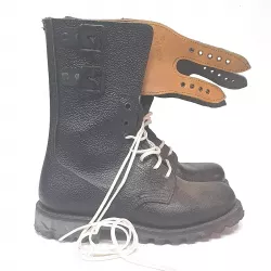 Rangers chaussures militaires en cuir noir et brun, de la marque "Iturri", avec lacets blanc et de taille 39.